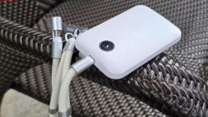سلسلة OntheGo USB‑C من Satechi مع كابل USB‑C مدمج في سلسلة قابلة للارتداء