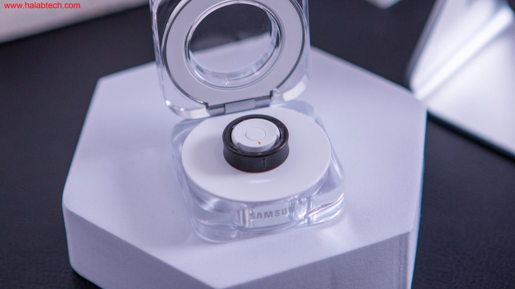 خاتم Galaxy Ring من سامسونج مع خلفية بسيطة وأنيقة