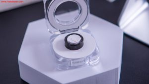 خاتم Galaxy Ring من سامسونج مع خلفية بسيطة وأنيقة