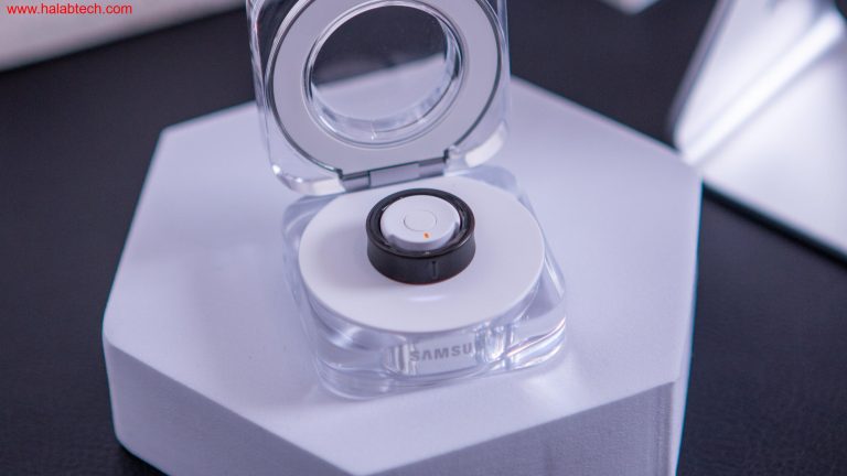 خاتم Galaxy Ring من سامسونج مع خلفية بسيطة وأنيقة
