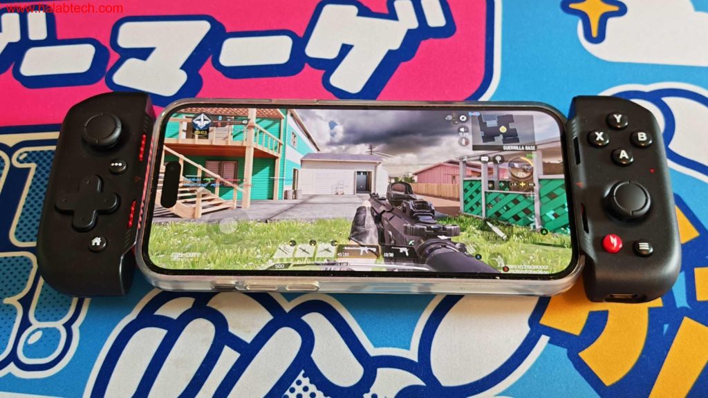 لوحة Acer Nitro Mobile Gaming Controller مطوية بجانب هاتف.
