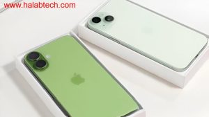 مشهد يبين اللون الأخضر الأكثر حيوية في iPhone 17 بجانب شعار آبل