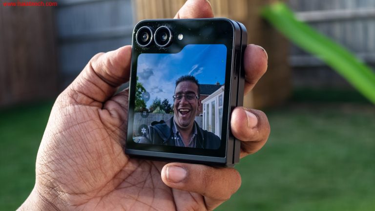 سامسونج Galaxy Z Flip 7 FE وهو مطوي جزئياً، مظهر الشاشة الرئيسية والغطاء القابل للطي