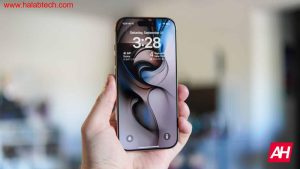 شاشة هاتف آيفون تعرض دمج Apple Intelligence مع GPT-5 في iOS 26
