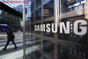 لوحة OLED مع رمز المحكمة يعكس النزاع القانوني بين سامسونغ وBOE حول تقنية OLED