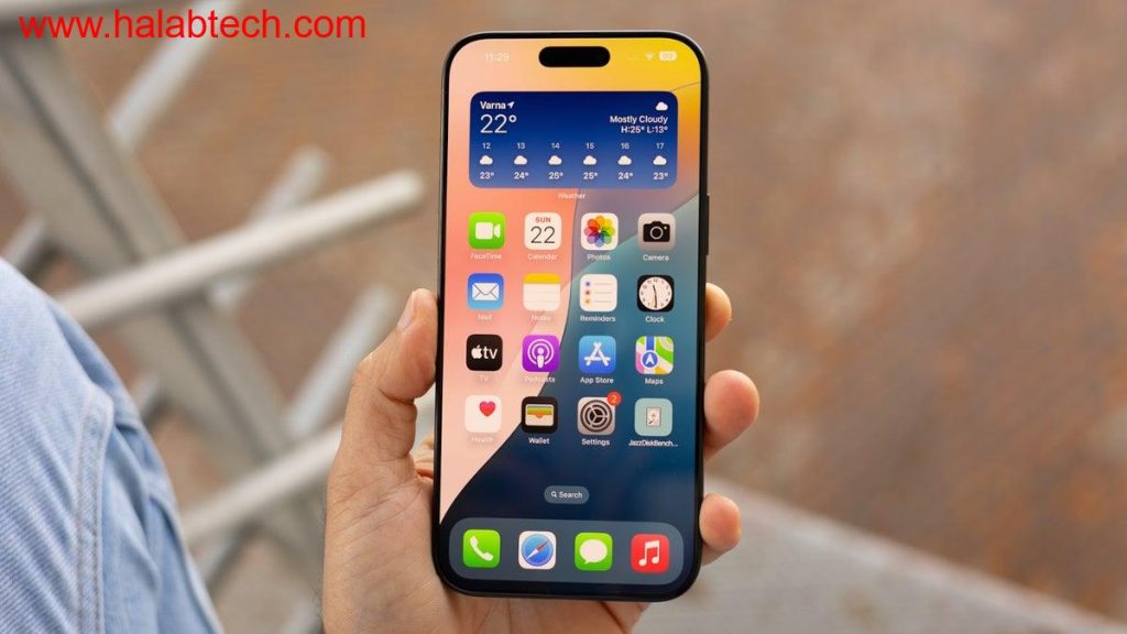 صورة تبرز هاتف iPhone مع تيتانيوم سابقاً بجانب تباين في تصميم الشاشة مع تصوير يوضح الجزيرة الديناميكية والثقب الكاميرا كخيار مستقبلي