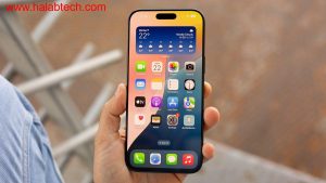 صورة تبرز هاتف iPhone مع تيتانيوم سابقاً بجانب تباين في تصميم الشاشة مع تصوير يوضح الجزيرة الديناميكية والثقب الكاميرا كخيار مستقبلي
