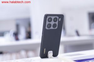 رسم تعبيري يظهر ارتفاع قيمة شاومي وتحدياتها في الهواتف والسيارات الكهربائية