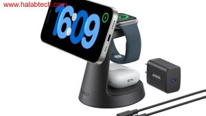قاعدة شحن Anker MagGo 3‑في‑1 موضوعة على مكتب مع iPhone وApple Watch وAirPods، ومحول 40W وكابل USB-C مرفقان