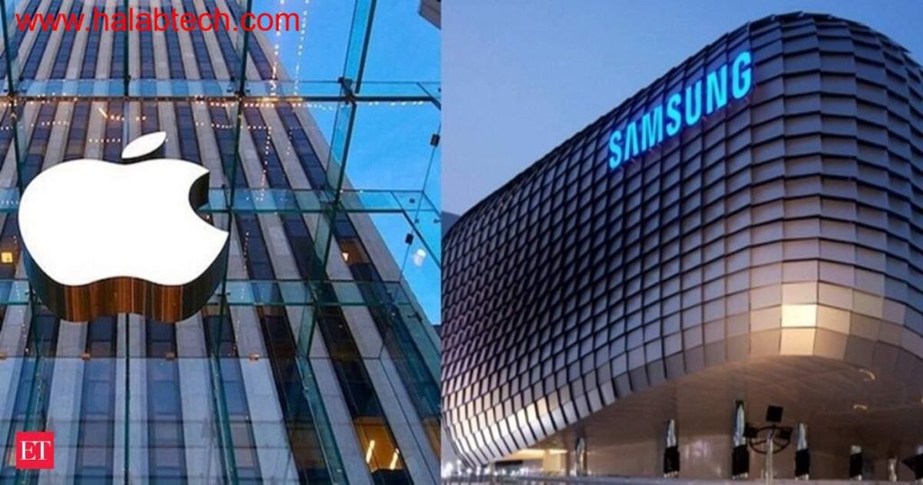 صورة تُبرز منافسة بين iPhone وGalaxy مع وجود هاتف قابل للطي في الخلفية