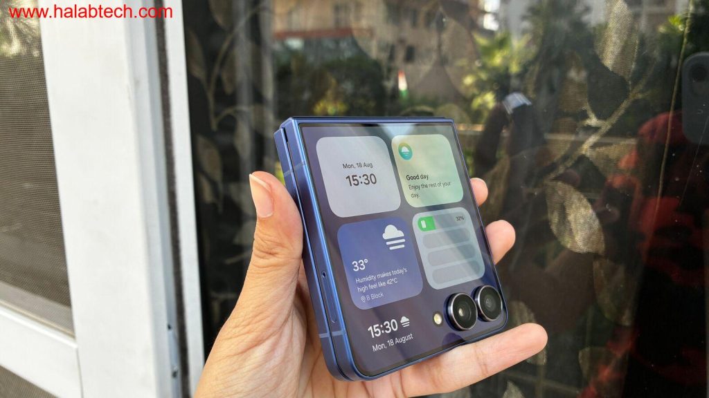 هاتف Galaxy Z Flip 7 5G مطوّى بوضوح مع شاشة Cover كبيرة وتصميم فاق القابلية للطي