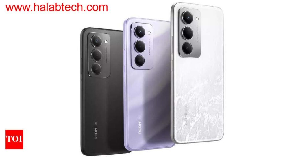 هاتف Redmi 15 5G من شاومي يعرض التصميم الخلفي مع الكاميرا وبألوان مختلفة
