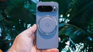 صورة رئيسية لهاتف Google Pixel 10 Pro وPixel 10 Pro XL مع ميزة PixelSnap وشحن مغناطيسي بجانب السرير