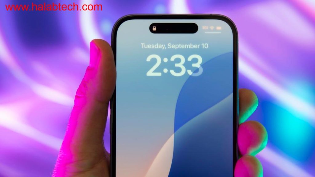 مقارنة مرئية بين iPhone 16 وiPhone 17 مع إبراز الشاشات والكاميرات