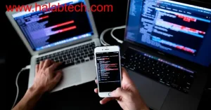 شعار أبل مع رمز الحماية وتحديثات أمنية للإشارة إلى إصلاح ثغرة CVE-2025-43300 في أنظمة iOS وiPadOS وmacOS