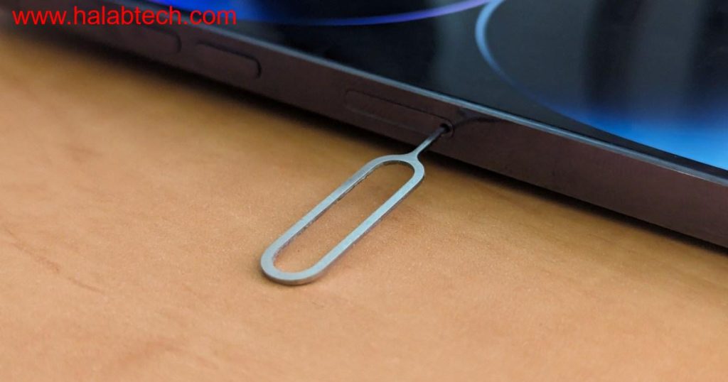 رسم توضيحي يبرز الفرق بين الشريحة الإلكترونية eSIM والشريحة المادية SIM والتمييز بين الهواتف التي تدعم كلا الخيارين في الولايات المتحدة