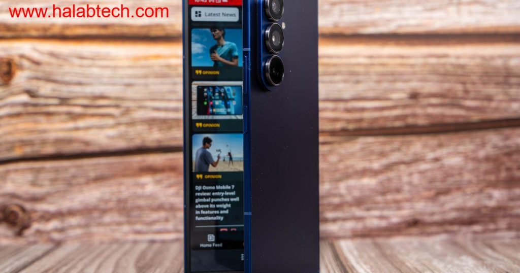 عرض أمامي لـ Galaxy Z Fold7 وهو مطوي جزئياً مع محاور الكاميرا البارزة وواجهة مستخدم حديثة