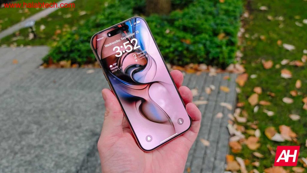 تصميم تخيلي لهاتف iPhone 17 Pro مع رمز الشحن العكسي اللاسلكي