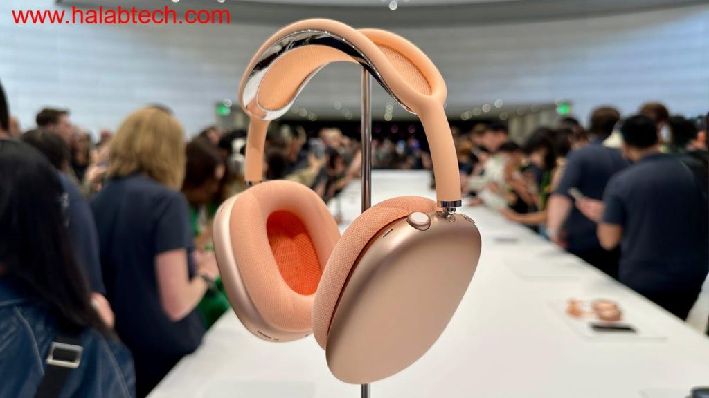 سماعات AirPods Max مطروحة بجانب هاتف آيفون على سطح أسود