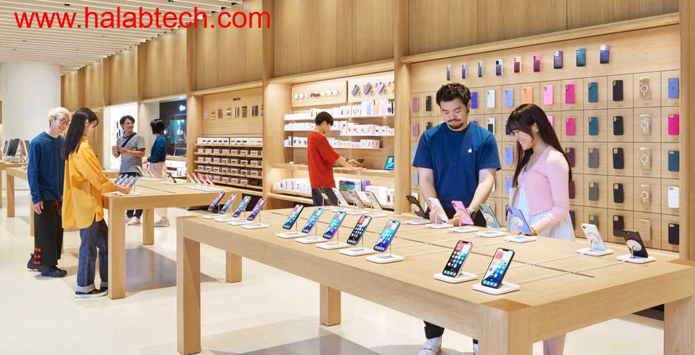 شعار آبل مع شاشة هاتف iPhone 17 ورسوم بيانية للأسهم في الخلفية