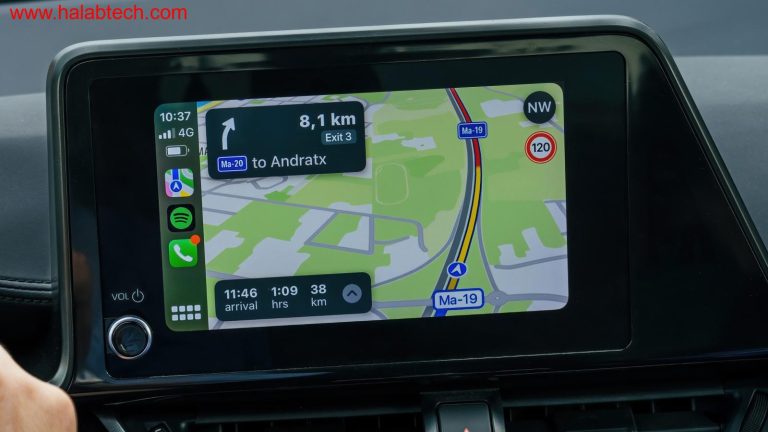 واجهة CarPlay تعرض الأيقونات والخدمات على شاشة السيارة