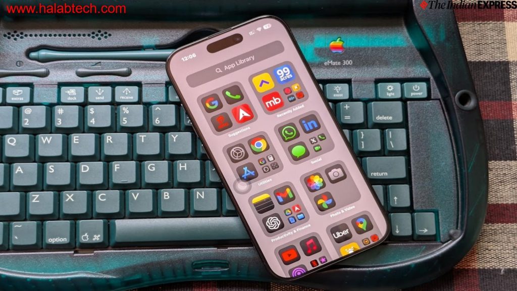 صورة توضح iPhone 17 الجديد مع خلفية شعار آبل وApple Park