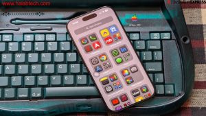 صورة توضح iPhone 17 الجديد مع خلفية شعار آبل وApple Park