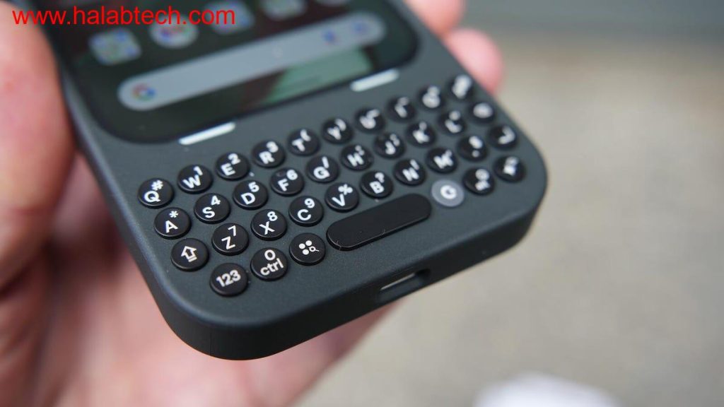 هاتف Pixel 9 موصول بلوحة مفاتيح Clicks فعلية مع وجود زر Gemini على الحافة وواجهة الهاتف ظاهرة