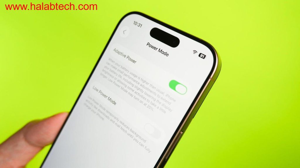 مستخدم يختبر هاتف iPhone 15 Pro Max وهو مفعل وضع الطاقة التكيفية في iOS 26 أثناء التنقل
