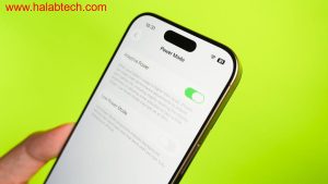 مستخدم يختبر هاتف iPhone 15 Pro Max وهو مفعل وضع الطاقة التكيفية في iOS 26 أثناء التنقل