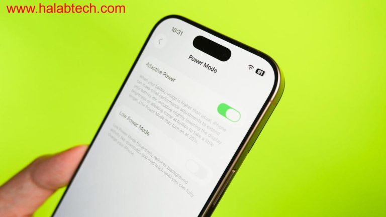 مستخدم يختبر هاتف iPhone 15 Pro Max وهو مفعل وضع الطاقة التكيفية في iOS 26 أثناء التنقل