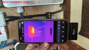 كاميرا Thermal Master P3 الحرارية متصلة بهاتف ذكي وتعرض صورة حرارية على الشاشة