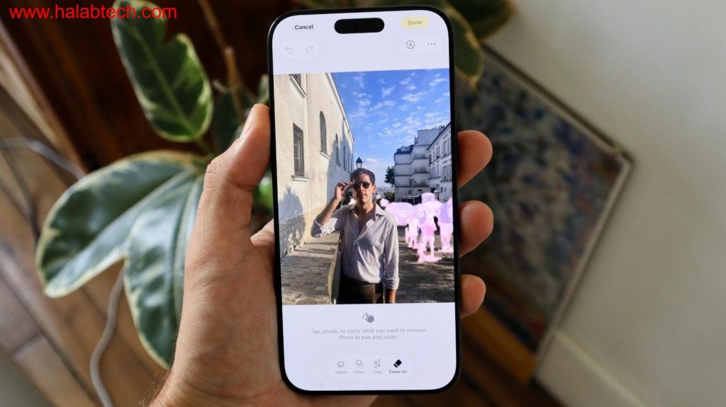 لقطة شاشة توضح أداة التنظيف الذكي في تطبيق الصور على iPhone أثناء إزالة كائن من الخلفية