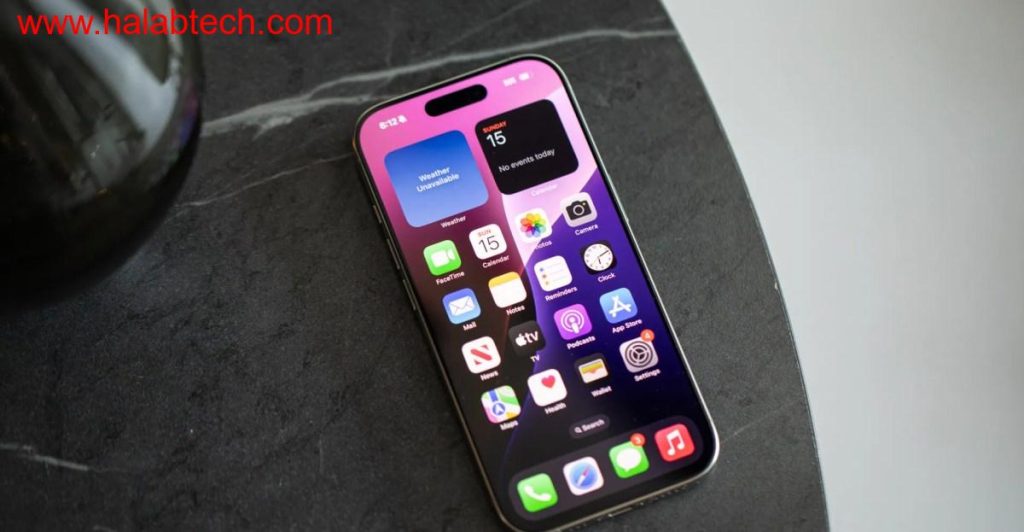 رسم توضيحي لهاتف iPhone مع مؤشر بطارية يعرض تحليلاً ذكياً لاستهلاك الطاقة باستخدام الذكاء الاصطناعي