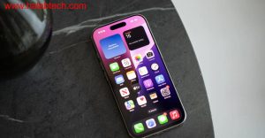 رسم توضيحي لهاتف iPhone مع مؤشر بطارية يعرض تحليلاً ذكياً لاستهلاك الطاقة باستخدام الذكاء الاصطناعي