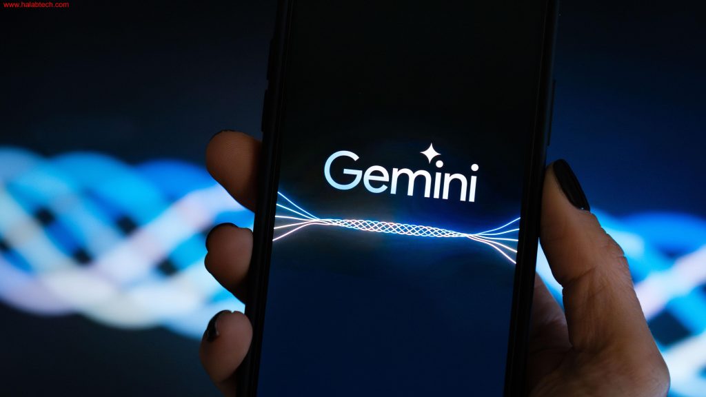صورة توضح تفاعل مستخدم مع هاتف آيفون باستخدام ميزة Gemini Live من جوجل