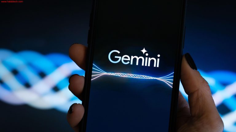 صورة توضح تفاعل مستخدم مع هاتف آيفون باستخدام ميزة Gemini Live من جوجل