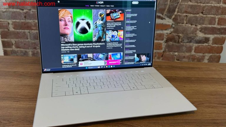 شخص يعمل على laptop في بيئة مرنة مع قهوة وهاتف ذكي، يوضح مفهوم العمل الهجين والمرونة في اختيار مكان العمل