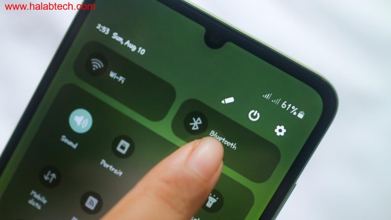 رسم توضيحي لتقنية LE Audio وAuracast تظهر كيفية بث الصوت إلى multiple أجهزة في وقت واحد