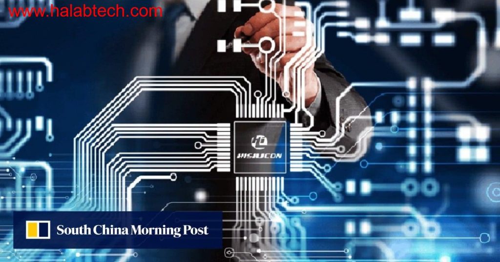 صورة لشعار هواوي على خلفية من الرقائق الإلكترونية