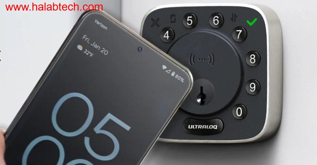 صورة لقفل Ultraloq Bolt الذكي مع هاتف ذكي يعمل بنظام Android بالقرب منه، موضحًا تقنية NFC.