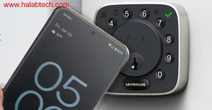صورة لقفل Ultraloq Bolt الذكي مع هاتف ذكي يعمل بنظام Android بالقرب منه، موضحًا تقنية NFC.