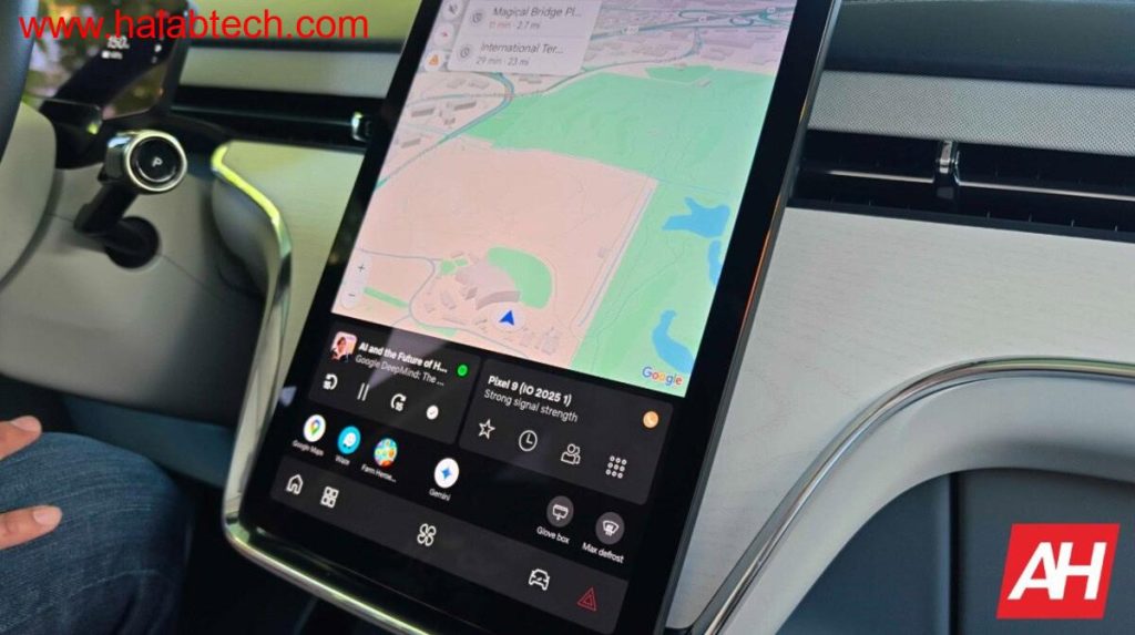صورة توضح شاشة سوداء على نظام Android Auto في سيارة