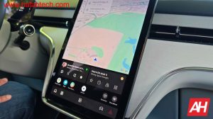 صورة توضح شاشة سوداء على نظام Android Auto في سيارة