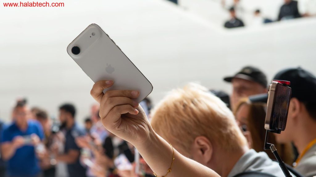 صورة لهاتف iPhone Air الجديد مع توضيح لتقنية eSIM.