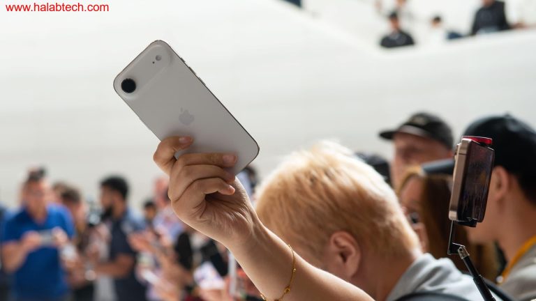صورة لهاتف iPhone Air الجديد مع توضيح لتقنية eSIM.