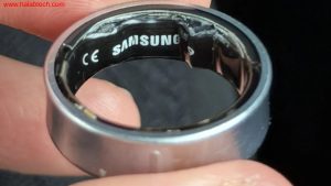صورة ل Samsung Galaxy Ring مع علامة تحذير بجانبها